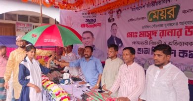 চাটখিলে শিক্ষার্থী ও অভিভাবকদের মাঝে মেয়র প্রার্থী মাসুদ রানা’র ছাতা বিতরণ