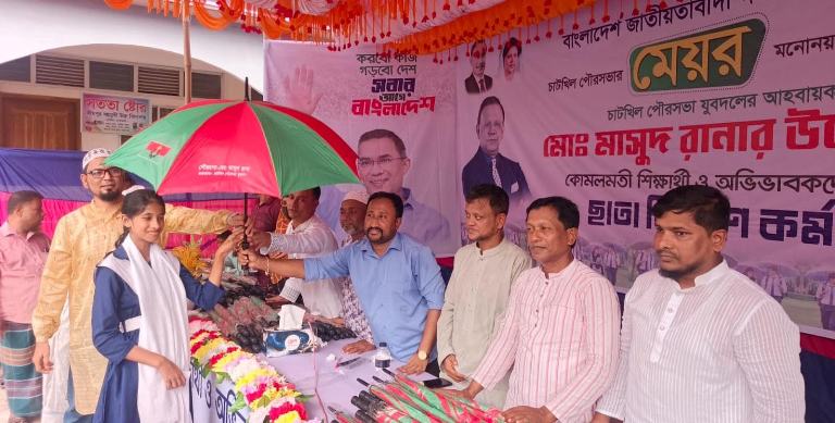 চাটখিলে শিক্ষার্থী ও অভিভাবকদের মাঝে মেয়র প্রার্থী মাসুদ রানা’র ছাতা বিতরণ